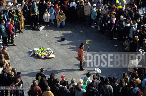 - Venezia,1993.Carnevale di Venezia. Giocoliere in Piazza San Marco. Carnevale GEO maschere giocoliere.- Venice,1993. Carnival of Venice.Juggler in Saint Marks Square ©Graziano Arici/Rosebud2