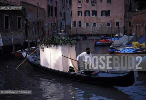 - Venezia, Cannaregio,1994.Ghetto Ebraico di Venezia.Festa di Sukkoth conosciuta anche come Festa delle Capanne:capanna costruita su una gondola.Geo Ghetto ebraismo .- Venice,Cannaregio,1994.The Jewish Ghetto.Jewish holiday Sukkoth, also know as Feast of Booths © Graziano Aric