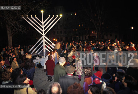 - Venezia, Cannaregio,1994.Il Ghetto Ebraico di Venezia durante la festa di Chanukkah,conosciuta anche come Festival delle Luci.Accensione della prima lampada in ghetto.Geo;Ghetto ebraico ebraismo Chanukkah .- Venice,Cannaregio,1994.The Jewish Ghetto during the Jewish holiday Chanukkah, also know as the Festival of Lights ©Graziano Arici/Rosebud2