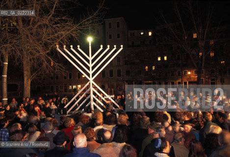 - Venezia, Cannaregio,1994.Il Ghetto Ebraico di Venezia durante la festa di Chanukkah,conosciuta anche come Festival delle Luci.Accensione della prima lampada in ghetto.Geo;Ghetto ebraico ebraismo Chanukkah .- Venice,Cannaregio,1994.The Jewish Ghetto during the Jewish holiday Chanukkah, also know as the Festival of Lights ©Graziano Arici/Rosebud2