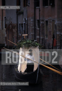 - Venezia, Cannaregio,1994.Ghetto Ebraico di Venezia.Festa di Sukkoth conosciuta anche come Festa delle Capanne:capanna costruita su una gondola.Geo Ghetto ebraismo .- Venice,Cannaregio,1994.The Jewish Ghetto.Jewish holiday Sukkoth, also know as Feast of Booths ©Graziano Arici/Rosebud2