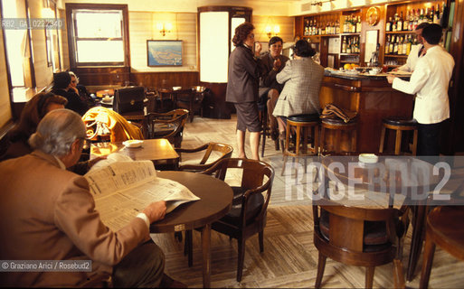 - Venezia,1991.Harrys Bar.Interno del locale con i clienti. Harrys Bar locale Ernest Hemingway.- Venice, Harrys Bar ©Graziano Arici/Rosebud2