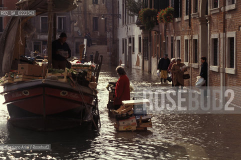 - Venezia,1992.Acqua alta a Venezia.Barca della frutta.Geo Acqua alta marea.- Venice,1992.Hightide in Venice. Fruitmarket boat ©Graziano Arici/Rosebud2