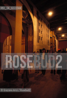 Venezia, 1980.Biennale Architettura. Montaggio della Strada Novissima realizzata con materiali effimeri allinterno delle Corderie dellArsenale. Architettura esposizione Biennale montaggio.Venice, 1980. International Architecture Exhibition. The Strada Novissima ©Graziano Arici/Rosebud2