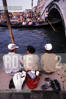 - Venezia,1995.Turismo a Rialto.Geo Turisti turismo Canal Grande.- Venice,1995.Tourists in Venice ©Graziano Arici/Rosebud2
