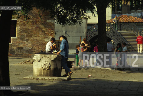 - Venezia, Cannaregio,1994. Il Ghetto Ebraico di Venezia.Scene di vita nel Campo del Ghetto Vecchio.Geo Ghetto ebraismo ebraico .- Venice,Cannaregio,1994.The Jewish Ghetto.Life in Campo of the Old Ghetto ©Graziano Arici/Rosebud2