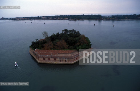 - Venezia,1994. Isole di Laguna di Venezia. Lottagono Alberoni faceva parte del sistema di fortificazione usato dalla Repubblica di Venezia.Situato di fronte agli Alberoni è diventato unisola privata dopo la seconda guerra mondiale.Geo Venezia Isola laguna alberoni ottagono.- Venice.Venetian Lagoon,1994.The Ottagono Alberoni is a private island ©Graziano Arici/Rosebud2