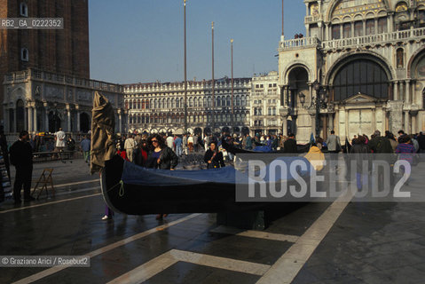 - Venezia,1995.Piazza San Marco.Protesta dei gondolieri contro il degrado.Geo Gondola gondolieri protesta sciopero.- Venice,1995.Saint Mark Square.Demonstration of the gondoliers ©Graziano Arici/Rosebud2