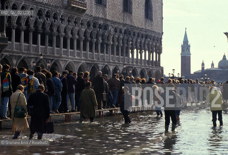 - Venezia,1992.Piazza San Marco.Acqua alta a Venezia.Geo Acqua alta marea.- Venice,1992.High tide in Saint Marks Square ©Graziano Arici/Rosebud2