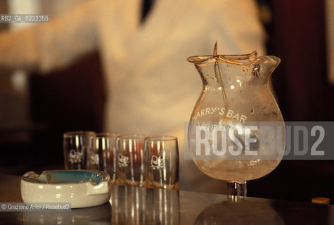 - Venezia,1991.Harrys Bar.Un bicchere dellHarrys Bar. Harrys Bar locale Ernest Hemingway.- Venice, Harrys Bar. ©Graziano Arici/Rosebud2