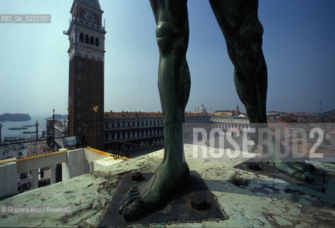 - Venezia,1990.Panoramica di Piazza San Marco vista dalla torre dellorologio: il secondo moro.Geo piazza torre moro campanile orologio.- Venice,1990.View of the Saint Marks Square. Saint Marks Clocktower ©Graziano Arici/Rosebud2