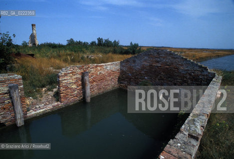 - Venezia,1993. Laguna Nord.Isola la Cura: resti di case coloniche sul canale della cavana. Geo laguna isola case resti .- Venice,1993.The north Lagoon. The isle of the Cura.Remains of a house on the cavana canal ©Graziano Arici/Rosebud2