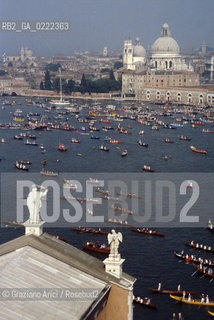 - Venezia, 1995. La vogalonga di Venezia é la regata storica non competitiva che si tiene a maggio. Regata remi barche competizione.- Venice,1995.The vogalonga of Venice.Is a rowing competition ©Graziano Arici/Rosebud2