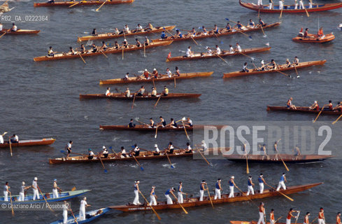 - Venezia, 1995. La vogalonga di Venezia é la regata storica non competitiva che si tiene a maggio. Regata remi barche competizione.- Venice,1995.The vogalonga of Venice. Is a rowing competition ©Graziano Arici/Rosebud2