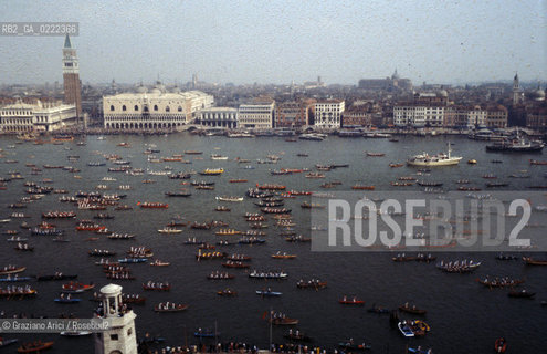 - Venezia, 1995. La vogalonga di Venezia é la regata storica non competitiva che si tiene a maggio. Regata remi barche competizione.- Venice,1995.The vogalonga of Venice.Is a rowing competition ©Graziano Arici/Rosebud2