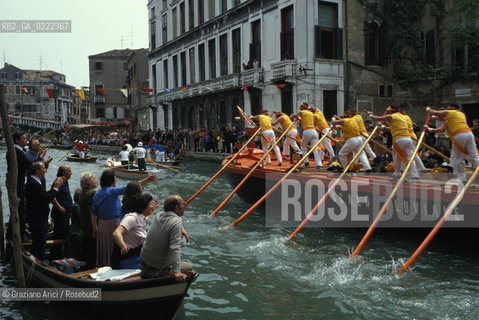 - Venezia, 1995. La vogalonga di Venezia é la regata storica non competitiva che si tiene a maggio. Regata remi barche competizione.- Venice,1995.The vogalonga of Venice. Is a rowing competition ©Graziano Arici/Rosebud2