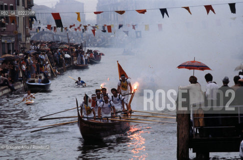Venezia, 1995. La vogalonga di Venezia é la regata storica non competitiva che si tiene a maggio. Regata remi barche competizione.Venice,1995.The vogalonga of Venice.Is a rowing competition ©Graziano Arici/Rosebud2