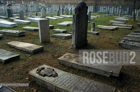 Lido di Venezia,1994. Lantico cimitero ebraico del Lido di Venezia.Geo cimitero ebraismo Lapide.lido of Venice,1994.The Jewish cemetery ©Graziano Arici/Rosebud2
