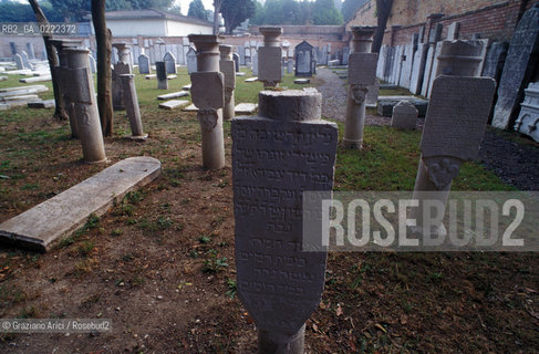 Lido di Venezia,1994. Lantico cimitero ebraico del Lido di Venezia.Geo cimitero ebraismo Lapide.lido of Venice,1994.The Jewish cemetery ©Graziano Arici/Rosebud2