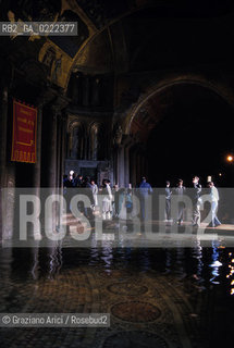 - Venezia,1990. Lacqua alta allinterno della Basilica di San Marco.Geo acqua alta.- Venice,1990.Hight tide, St Marks Basilica ©Graziano Arici/Rosebud2