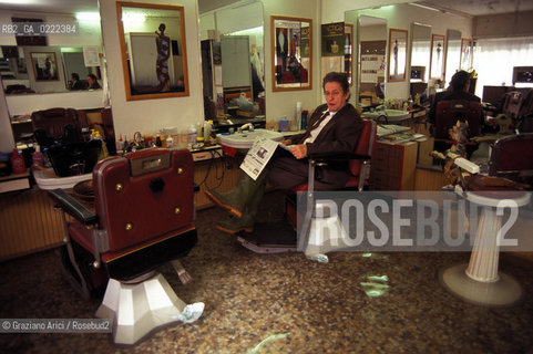 - Venezia. Acqua alta.Negozi invasi dallacqua. Geo acqua alta negozi barbiere.- Venice.Hight tide ©Graziano Arici/Rosebud2