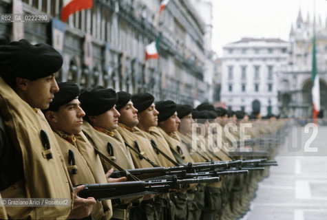 Venezia, 1984.Sfilata in Piazza San Marco dei militari del Corpo dellesercito dei Lagunari per la festa del IV Novembre. Esercito Guerra Parata sfilata festa lagunari.Venice, 1984. Parade of the Italian army amphibious assault soldiers, Corpo dei Lagunari  in Saint Marks square ©Graziano Arici/Rosebud2