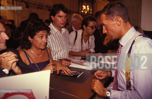 Venezia, 1996.Ritratto del manager Franco Bosisio,vice presidente SMH Holding(Swatch), mentre firma i cataloghi .Economia manager orologio.Venice, 1996. Portrait of the manager Franco Bosisio during the watchs exhibition ©Graziano Arici/Rosebud2