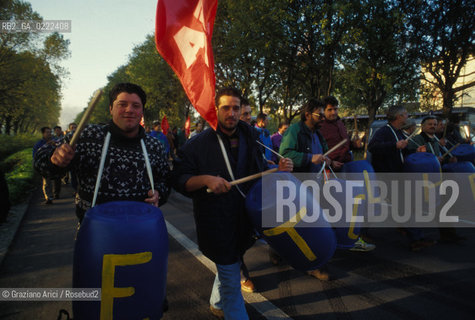 - Portomarghera, Venezia, 1996.Operai del settore chimico in sciopero.Gli operai occupano lautostrada Ve-Pd. POLITICA manifestazione Sciopero lavoro operai autostrada.- Portomarghera, Venice,1996.Strike of the Workers of the chemical sector.Roadblock  ©Graziano Arici/Rosebud2
