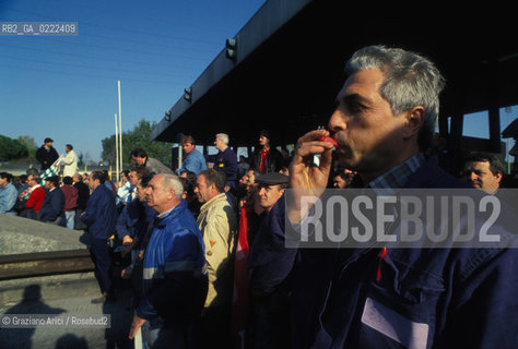 - Portomarghera, Venezia, 1996.Operai del settore chimico in sciopero.Gli operai occupano lautostrada Ve-Pd. POLITICA manifestazione Sciopero lavoro operai autostrada.- Portomarghera, Venice,1996.Strike of the Workers of the chemical sector.Roadblock  ©Graziano Arici/Rosebud2