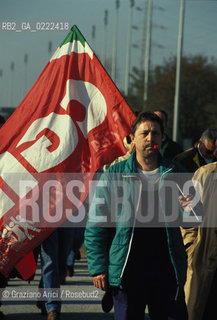 - Portomarghera, Venezia, 1996.Operai del settore chimico in sciopero.Gli operai occupano lautostrada Ve-Pd. POLITICA manifestazione Sciopero lavoro operai autostrada.- Portomarghera, Venice,1996.Strike of the Workers of the chemical sector.Roadblock  ©Graziano Arici/Rosebud2