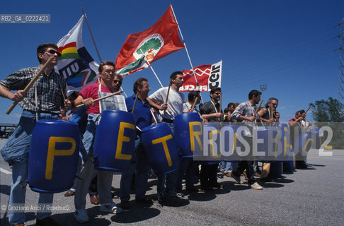 - Portomarghera, Venezia, 1996.Operai del settore chimico in sciopero.Gli operai occupano lautostrada Ve-Pd. POLITICA manifestazione Sciopero lavoro operai autostrada.- Portomarghera, Venice,1996.Strike of the Workers of the chemical sector.Roadblock  ©Graziano Arici/Rosebud2