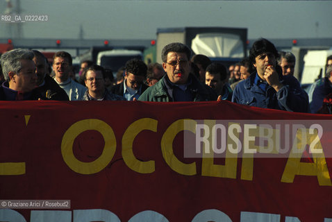 - Portomarghera, Venezia, 1996.Operai del settore chimico in sciopero.Gli operai occupano lautostrada Ve-Pd. POLITICA manifestazione Sciopero lavoro operai autostrada.- Portomarghera, Venice,1996.Strike of the Workers of the chemical sector.Roadblock  ©Graziano Arici/Rosebud2