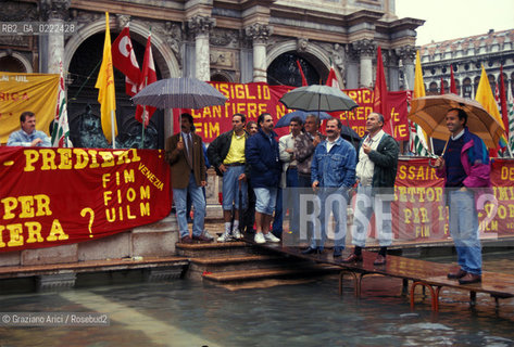 - Venezia, 1991.Operai di Portomarghera in sciopero a Venezia con lacqua alta. POLITICA manifestazione Sciopero lavoro operai .- Venice,1991.Strike of the workers of Portomarghera with the high tide  ©Graziano Arici/Rosebud2