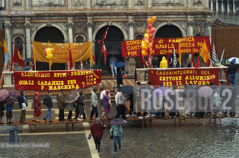 - Venezia, 1991.Operai di Portomarghera in sciopero a Venezia con lacqua alta. POLITICA manifestazione Sciopero lavoro operai .- Venice,1991.Strike of the workers of Portomarghera with the high tide  ©Graziano Arici/Rosebud2