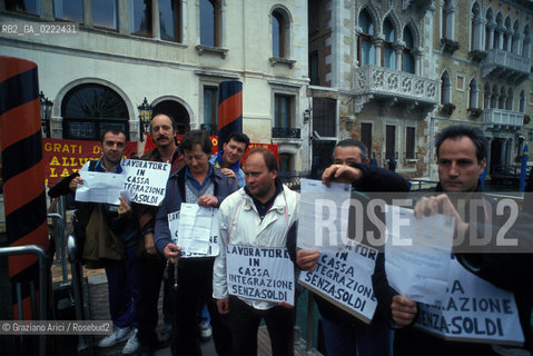 - Portomarghera, Venezia, 1996.Operai del settore chimico in sciopero.POLITICA manifestazione Sciopero lavoro operai autostrada.- Portomarghera, Venice,1996.Workers of the chemical sector are on strike  ©Graziano Arici/Rosebud2