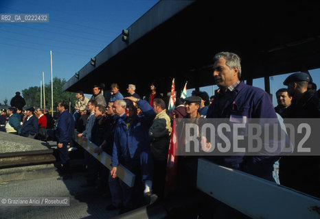 - Portomarghera, Venezia, 1996.Operai del settore chimico in sciopero.Gli operai occupano lautostrada Ve-Pd. POLITICA manifestazione Sciopero lavoro operai autostrada.- Portomarghera, Venice,1996.Strike of the Workers of the chemical sector.Roadblock  ©Graziano Arici/Rosebud2