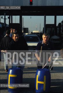 - Portomarghera, Venezia, 1996.Operai del settore chimico in sciopero.Gli operai occupano lautostrada Ve-Pd. POLITICA manifestazione Sciopero lavoro operai autostrada.- Portomarghera, Venice,1996.Strike of the Workers of the chemical sector.Roadblock  ©Graziano Arici/Rosebud2