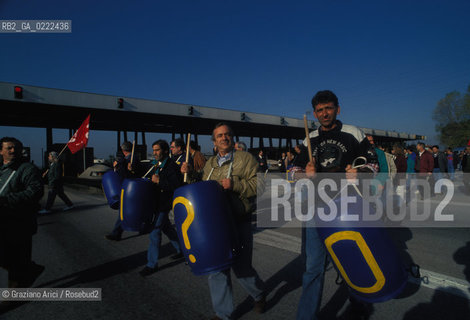 - Portomarghera, Venezia, 1996.Operai del settore chimico in sciopero.Gli operai occupano lautostrada Ve-Pd. POLITICA manifestazione Sciopero lavoro operai autostrada.- Portomarghera, Venice,1996.Strike of the Workers of the chemical sector.Roadblock  ©Graziano Arici/Rosebud2