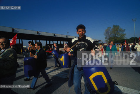 - Portomarghera, Venezia, 1996.Operai del settore chimico in sciopero.Gli operai occupano lautostrada Ve-Pd. POLITICA manifestazione Sciopero lavoro operai autostrada.- Portomarghera, Venice,1996.Strike of the Workers of the chemical sector.Roadblock  ©Graziano Arici/Rosebud2