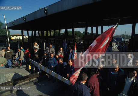 - Portomarghera, Venezia, 1996.Operai del settore chimico in sciopero.Gli operai occupano lautostrada Ve-Pd. POLITICA manifestazione Sciopero lavoro operai autostrada.- Portomarghera, Venice,1996.Strike of the Workers of the chemical sector.Roadblock  ©Graziano Arici/Rosebud2