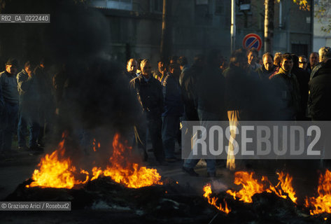 - Portomarghera, Venezia, 1996.Operai del settore chimico in sciopero.POLITICA manifestazione Sciopero lavoro operai fuoco.- Portomarghera, Venice,1996.Workers of the chemical sector are on strike ©Graziano Arici/Rosebud2