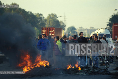 - Portomarghera, Venezia, 1996.Operai del settore chimico in sciopero.POLITICA manifestazione Sciopero lavoro operai fuoco.- Portomarghera, Venice,1996.Workers of the chemical sector are on strike ©Graziano Arici/Rosebud2