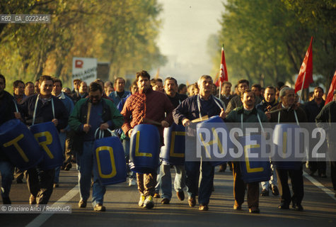 - Portomarghera, Venezia, 1996.Operai del settore chimico in sciopero.Gli operai occupano lautostrada Ve-Pd. POLITICA manifestazione Sciopero lavoro operai autostrada.- Portomarghera, Venice,1996.Strike of the Workers of the chemical sector.Roadblock  ©Graziano Arici/Rosebud2
