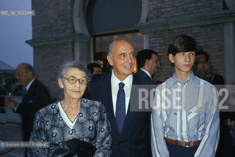 Venezia,1988.Il politico Giorgio Napolitano con Anna Michailovna Larina vedova del politico ed intelettuale russo Nikolaj Ivanovic Bucharin e il nipote..Venice,1988. The politician Giorgio Napolitano with  Anna Michailovna Larina widow of the Soviet politician Nikolaj Ivanovic Bucharin and the grandson ©Graziano Arici/Rosebud2