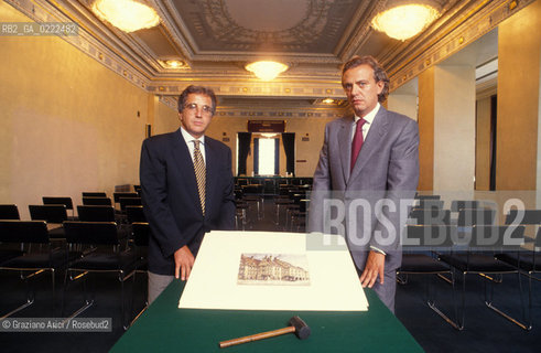 Trieste,1990.Asta degli acquarelli di Hitler.Sala dellHotel Excelsior dove si svolgerà lasta. I proprietari della Casa dAste Furio Princivalli e Franco Deboni con gli acquarelli. Asta Hitler acquarelli ritratto .Trieste,1990.Auction of the Hitlers paintings water color .The homeowners Furio Princivalli e Franco Deboni with the painting water color ©Graziano Arici/Rosebud2