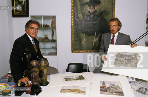 Trieste,1990.Asta degli acquarelli di Hitler. I proprietari della Casa dAste Furio Princivalli e Franco Deboni con gli acquarelli. Asta Hitler acquarelli.Trieste,1990.Auction of the Hitlers paintings water color .The homeowners Furio Princivalli e Franco Deboni with the painting water color ©Graziano Arici/Rosebud2