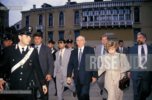 Venezia,1990. Lex presidente URSS e Premio Nobel per la pace Michail Gorbaciov con la moglie Raissa e il segretario dellUnesco Federico Mayor. Politica presidente Unesco ritratto.Venice,1990. The Politician and Nobel Peace Prize Michail Gorbaciov with his wife Raissa and the Unesco head Federico Mayor ©Graziano Arici/Rosebud2