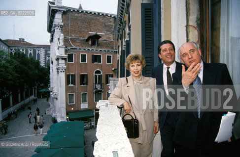 Venezia,1990. Lex presidente URSS e Premio Nobel per la pace Michail Gorbaciov con la moglie Raissa e il segretario dellUnesco Federico Mayor. Politica presidente Unesco ritratto.Venice,1990. The Politician and Nobel Peace Prize Michail Gorbaciov with his wife Raissa and the Unesco head Federico Mayor ©Graziano Arici/Rosebud2
