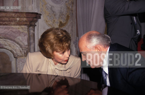 Venezia,1990. Lex presidente URSS e Premio Nobel per la pace Michail Gorbaciov con la moglie Raissa. Politica presidente ritratto.Venice,1990. The Politician and Nobel Peace Prize Michail Gorbaciov with his wife Raissa ©Graziano Arici/Rosebud2