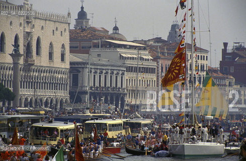 - Venezia,1992.Il Moro di Venezia attorniato dalle imbarcazioni.Festa per il rientro dellequipaggio.Competizione Americàs Cup vela sport.- Venice,1992.The Moro of Venice.Celebration of the Moro ©Graziano Arici/Rosebud2